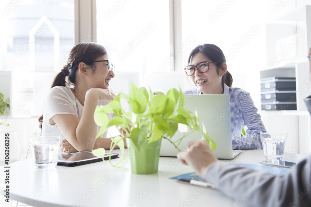 两个女人在明亮的办公室里交谈