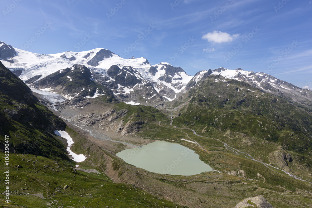 瑞士阿尔卑斯山，苏斯滕附近有冰川湖