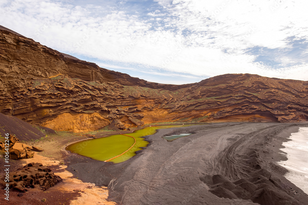 西班牙兰萨罗特岛上有火山绿水池的El Golfo湾