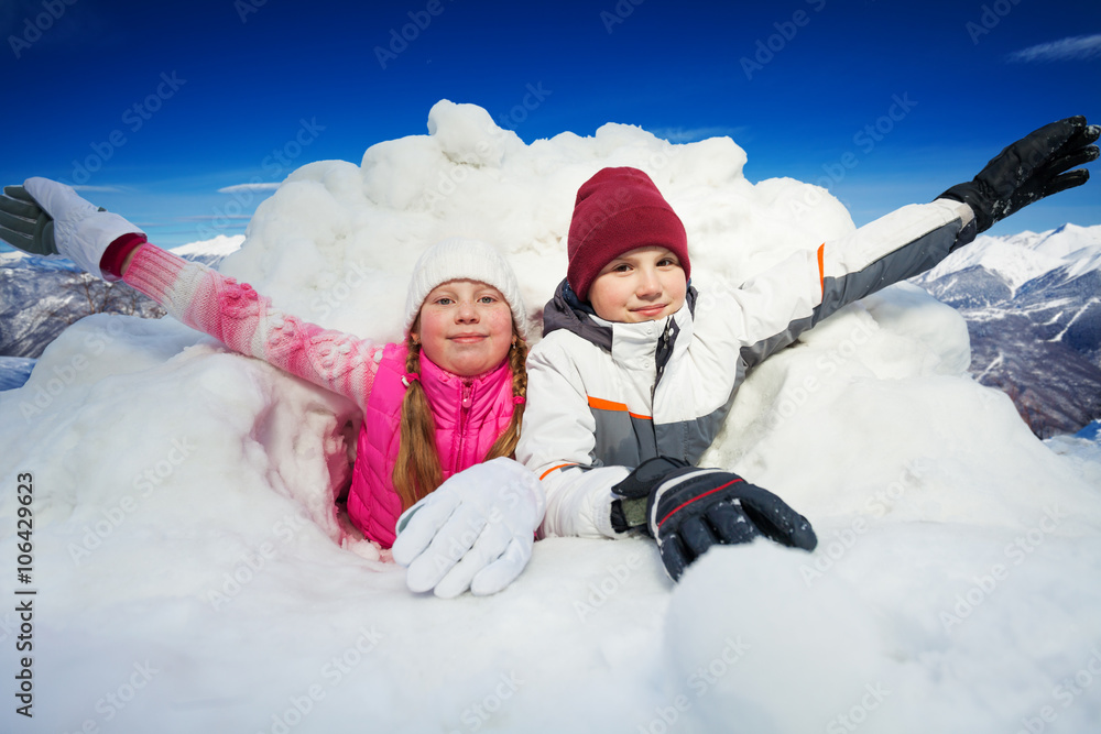 冬天在外面的雪洞里快乐的孩子们