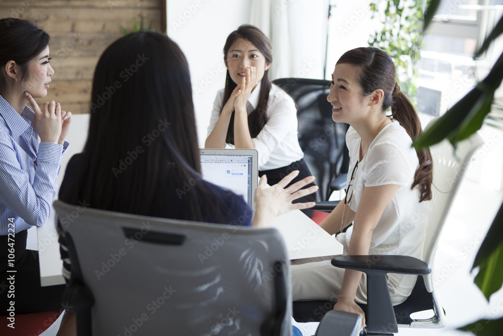 其中四名女性，在办公室举行计划会议