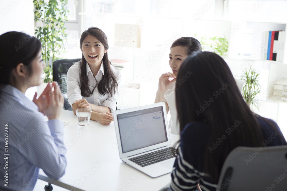 其中四名女性，在办公室开会