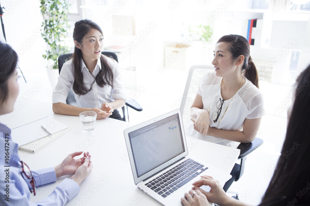 其中四名女性，在办公室开会