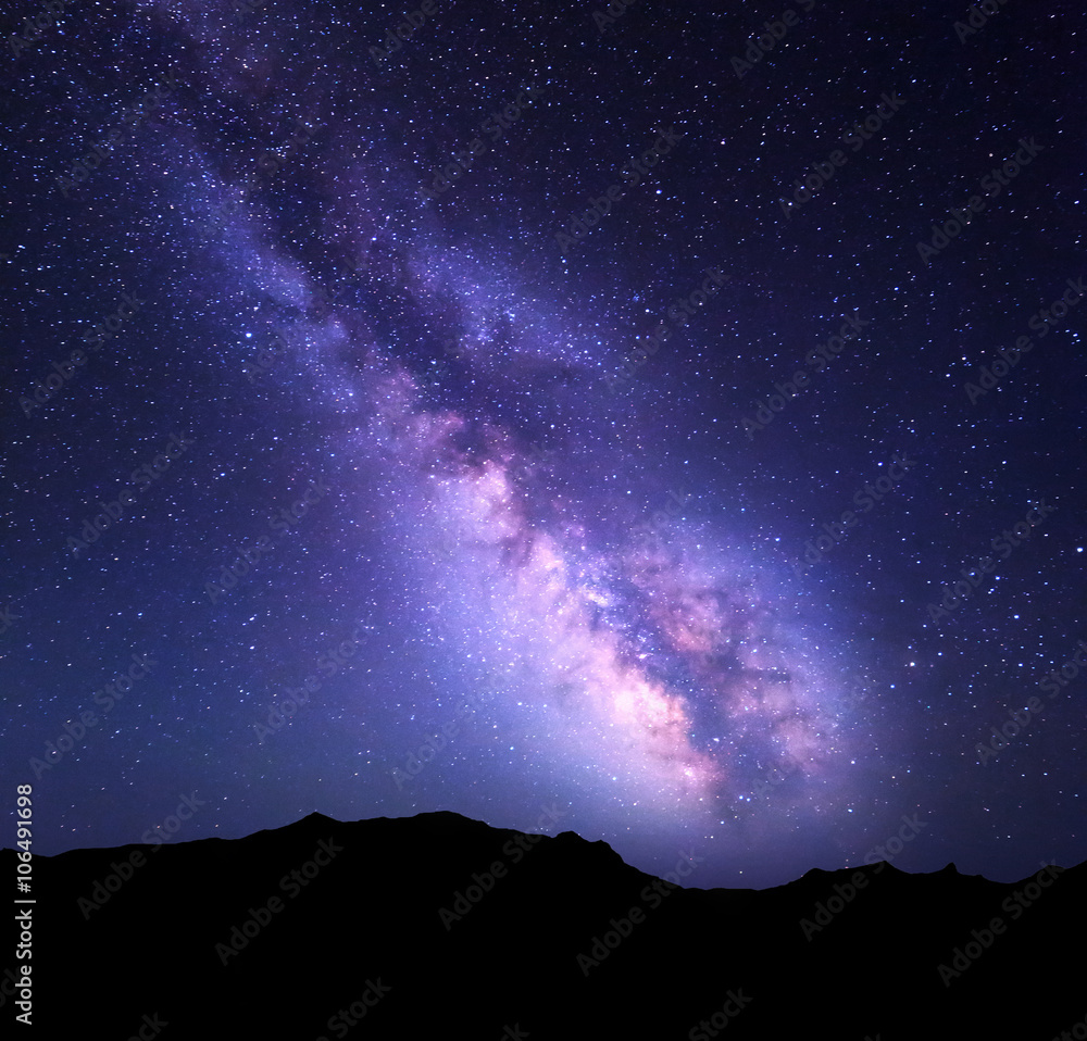 银河系的山景。夏日星空。