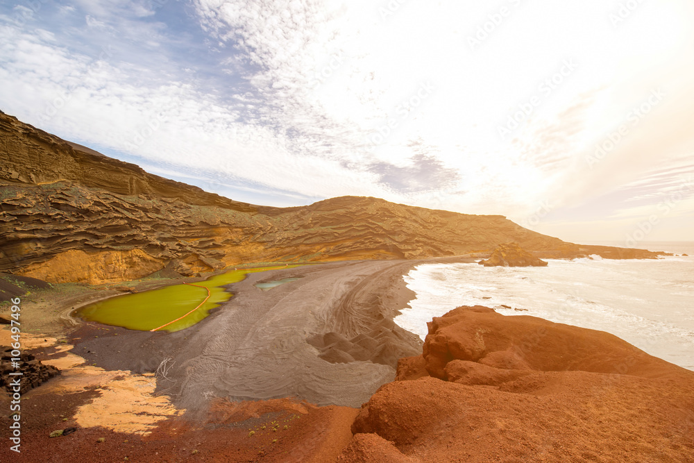 西班牙兰萨罗特岛上有火山绿水池的El Golfo湾