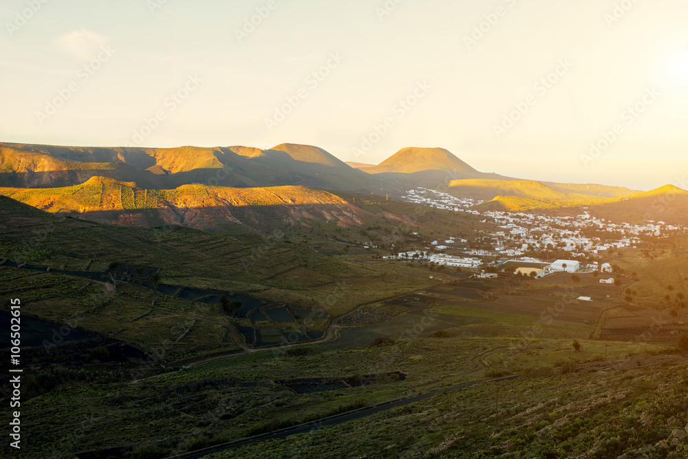 西班牙兰萨罗特岛北部山谷中Haria村的山景