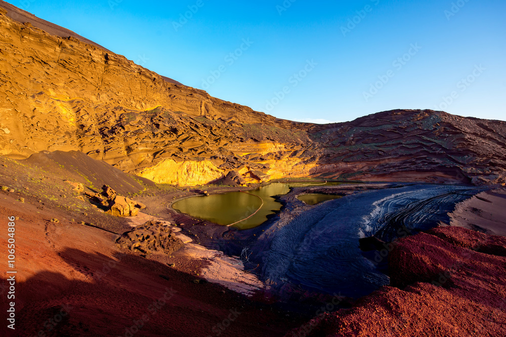 西班牙兰萨罗特岛上有火山绿水池的El Golfo湾