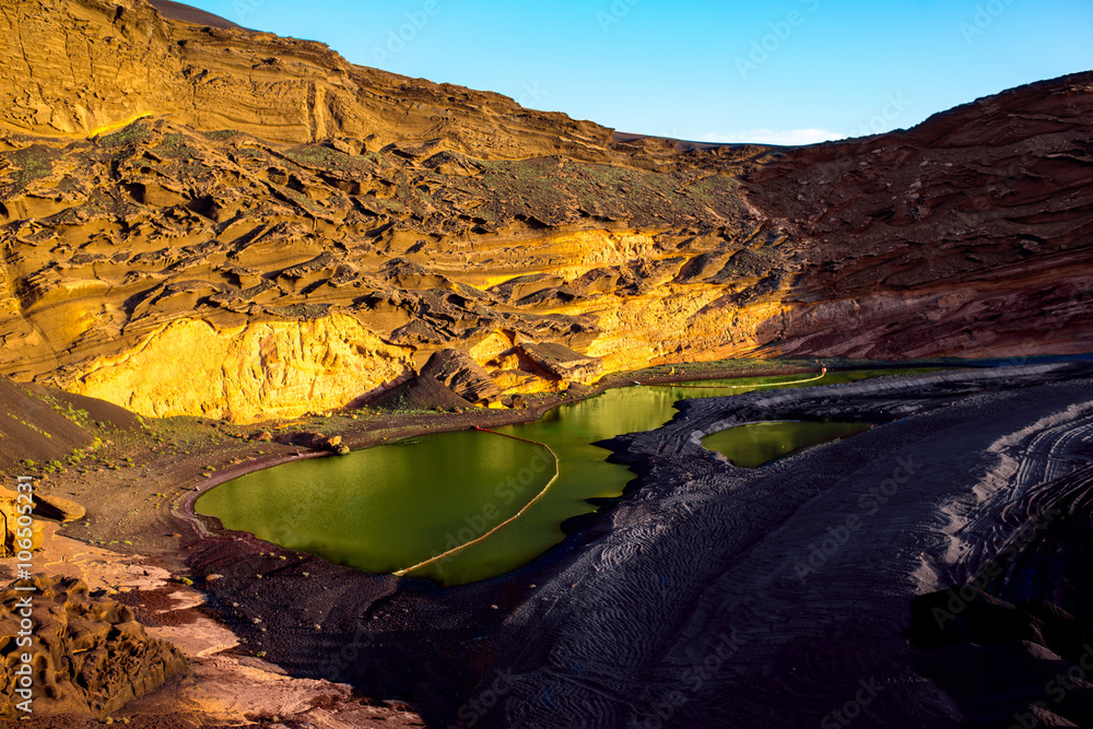 西班牙兰萨罗特岛上有火山绿水池的El Golfo湾