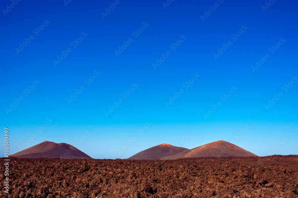 西班牙兰萨罗特岛上的火山景观。带复制空间的广角视图