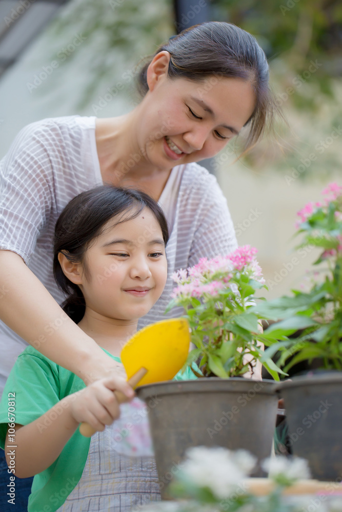 亚洲小孩和妈妈一起种花