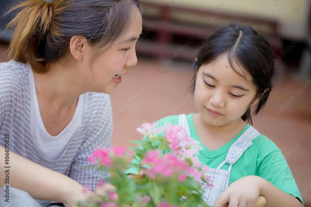 亚洲小孩和妈妈一起种花