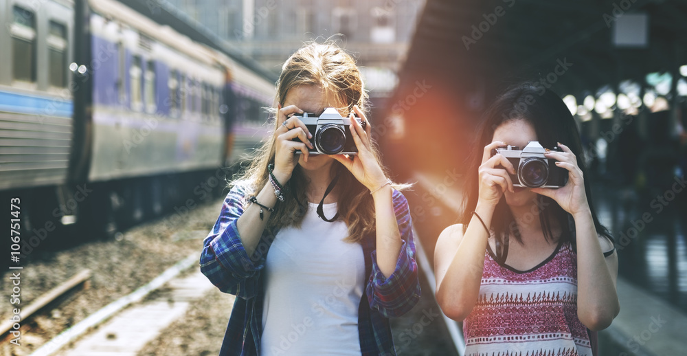 女孩友谊闲逛旅游度假摄影概念