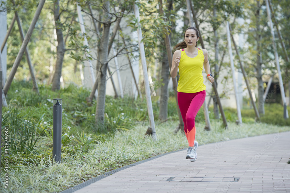 在公园慢跑的女性