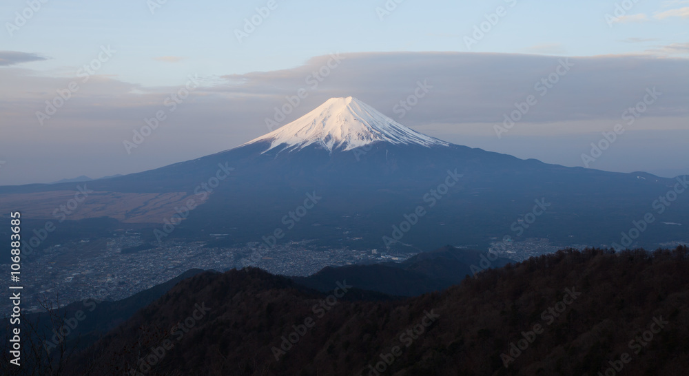 富士山和从三条治山看到的云