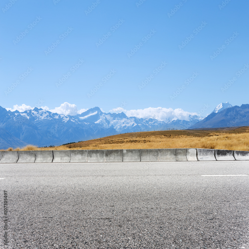 新西兰雪山附近的空水泥路