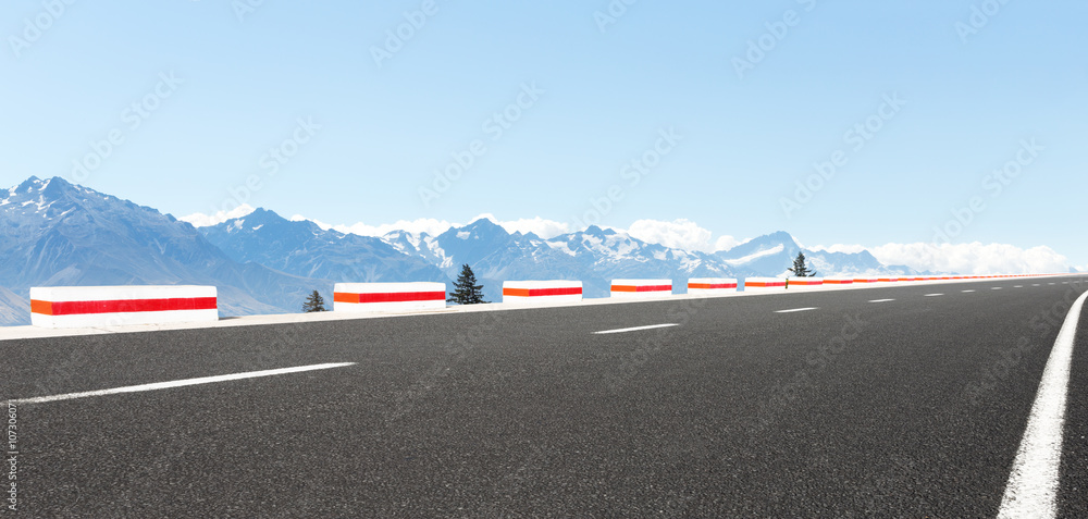 新西兰雪山附近的空柏油路