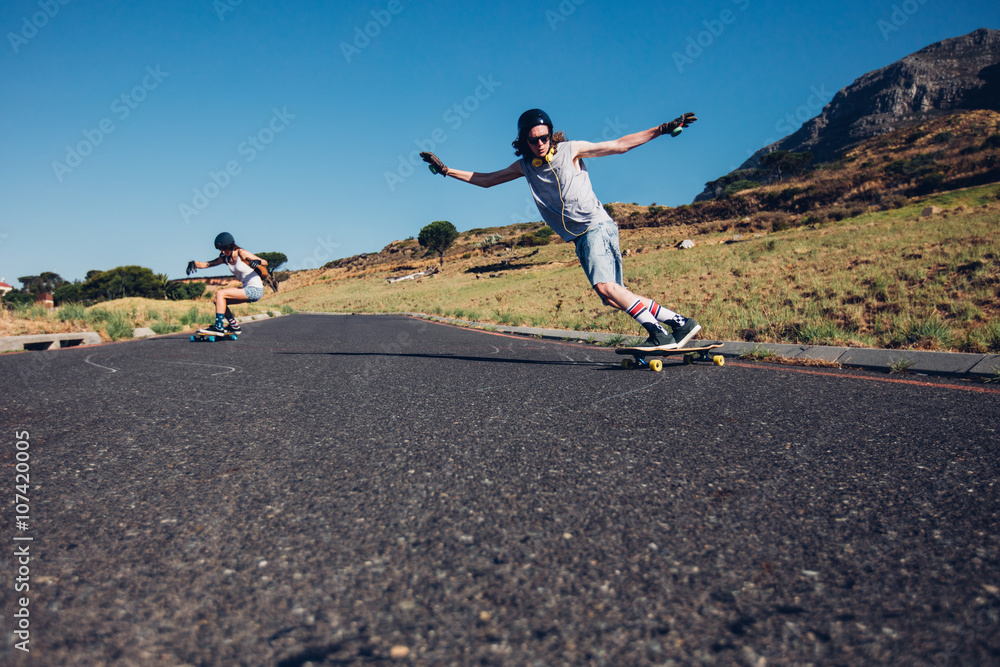 乡村公路上的滑板运动