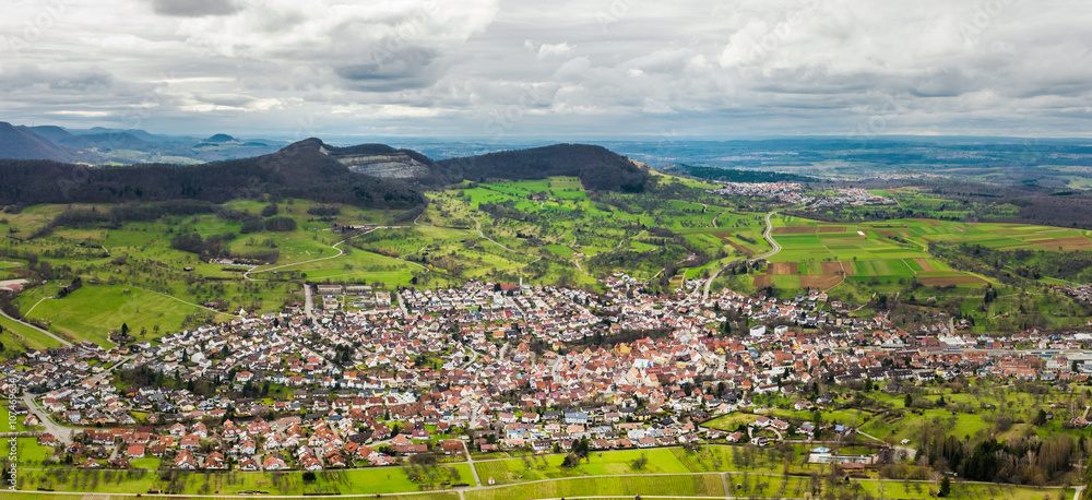 Blick auf Neuffen in der Schwäbischen Alb von der Burg Hohenneuffen (Luftaufnahme)