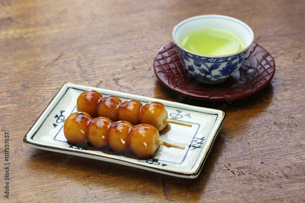 mitarashi dango，烤粽子，涂有甜酱油釉，日本甜点