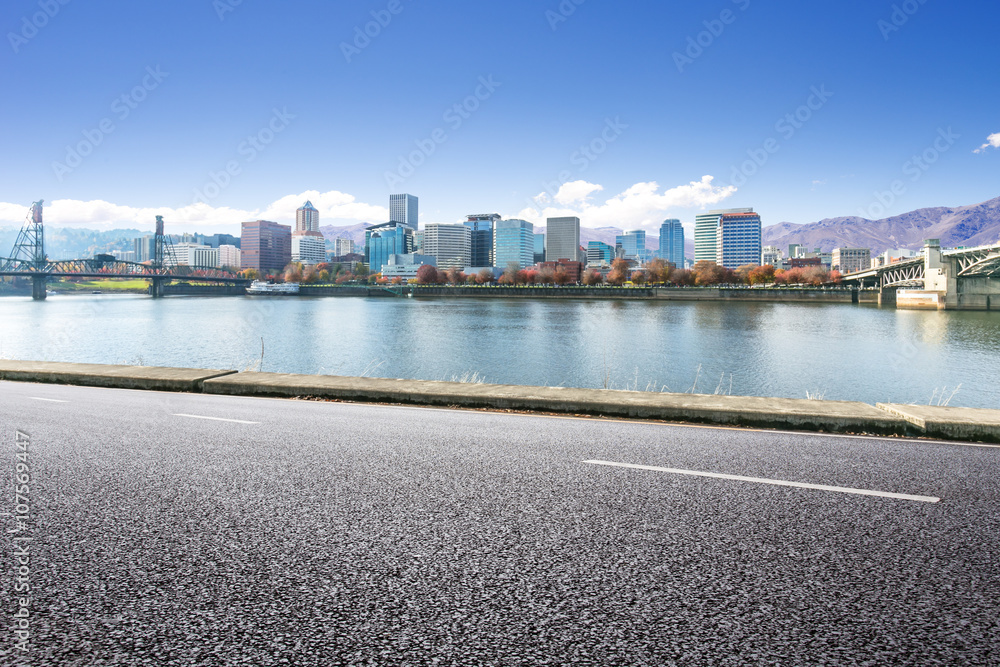 波特兰的道路、水、城市景观和天际线