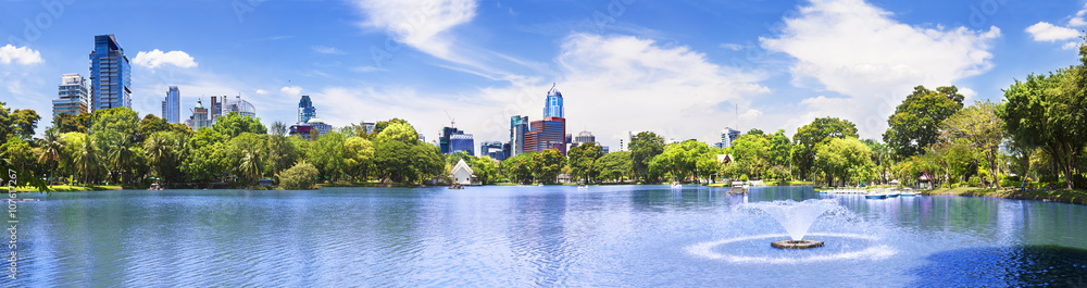 Paisaje urbano pintoresco.Parque Lumphini.BangkokRascacielos y lago公园