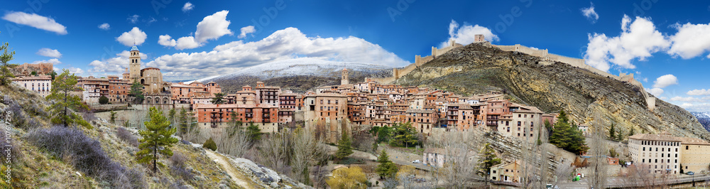 Paisaje pintoresco.Pueblo en la colina.Concepto viajes y aventuras por España.Montañas y casas.