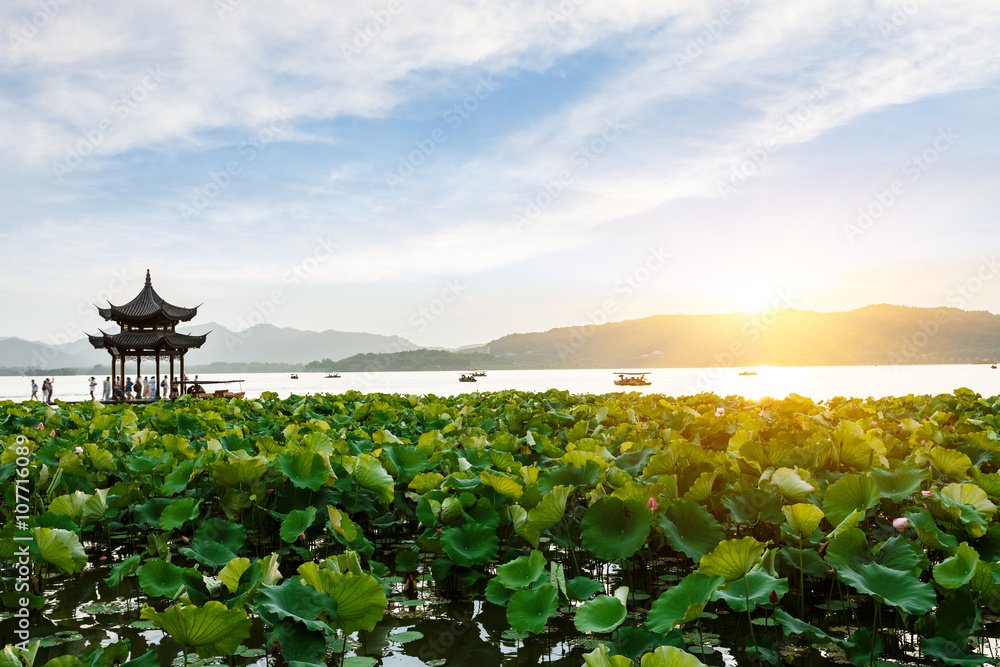 黄昏时分的杭州西湖古亭建筑，中国