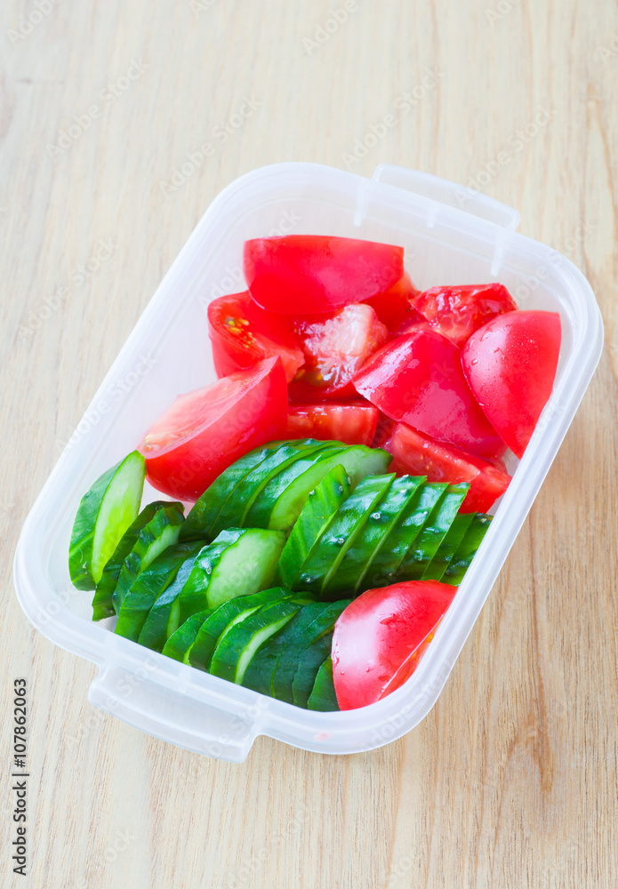 Slice cucumber  and slice tomato in plastic lunch box