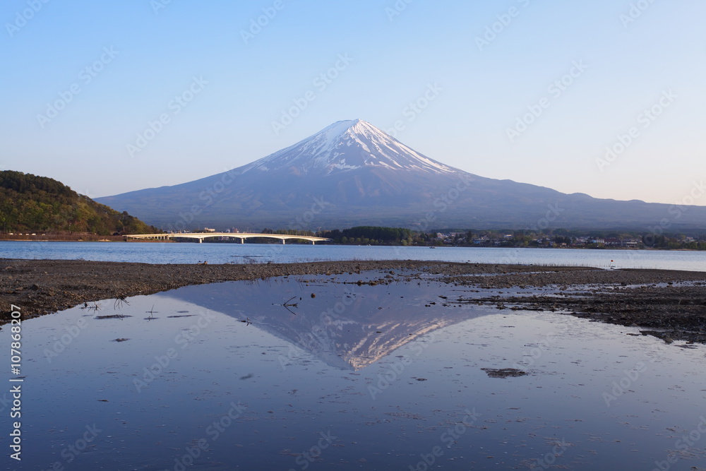 晚上的富士山和河湖