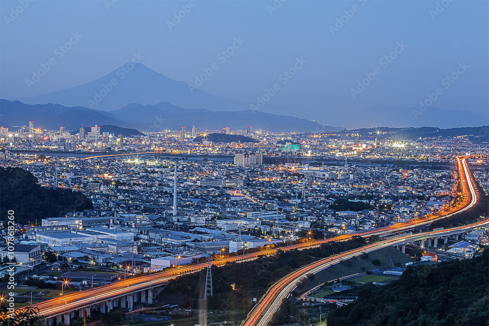 静冈市的夜景，高速公路和富士山