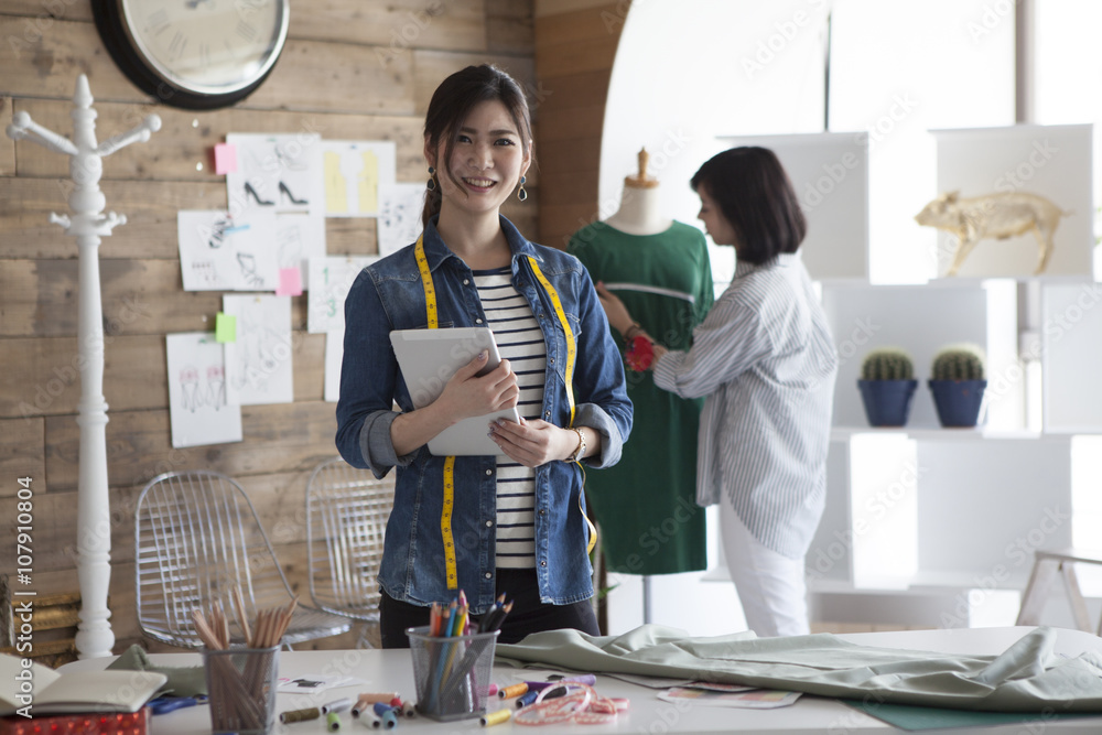 年轻女性在工作场所做衣服