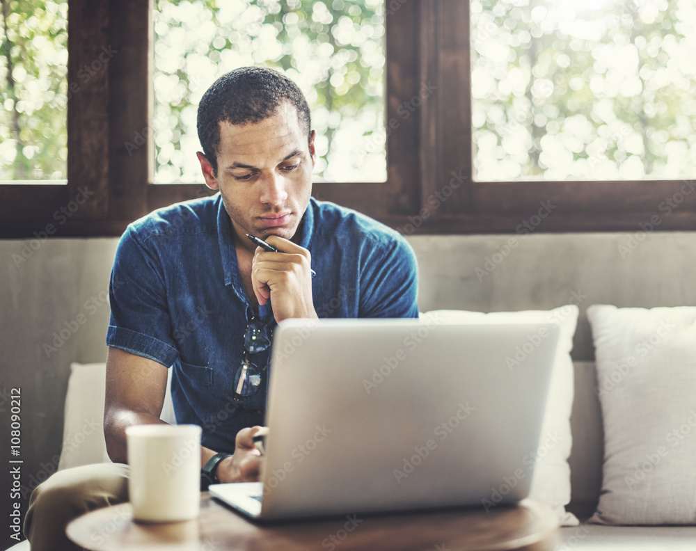 Man Working Coffee Shop Connecting Laptop Concept（男子工作咖啡店连接笔记本电脑概念）