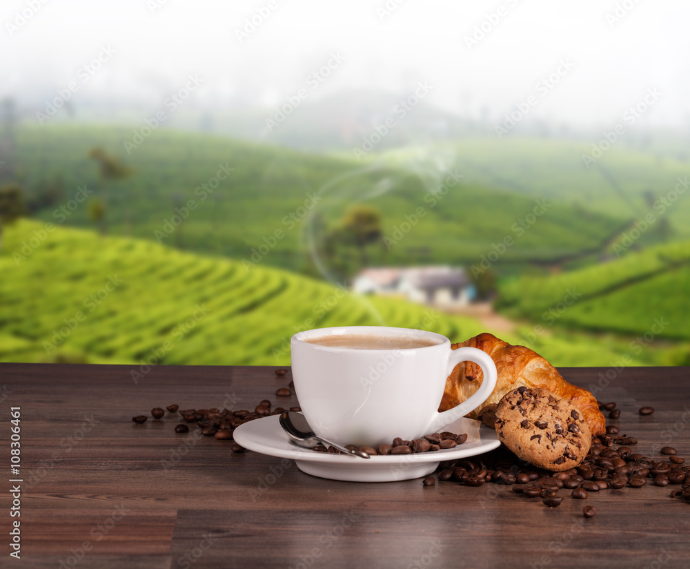 木桌上的咖啡杯，种植园背景