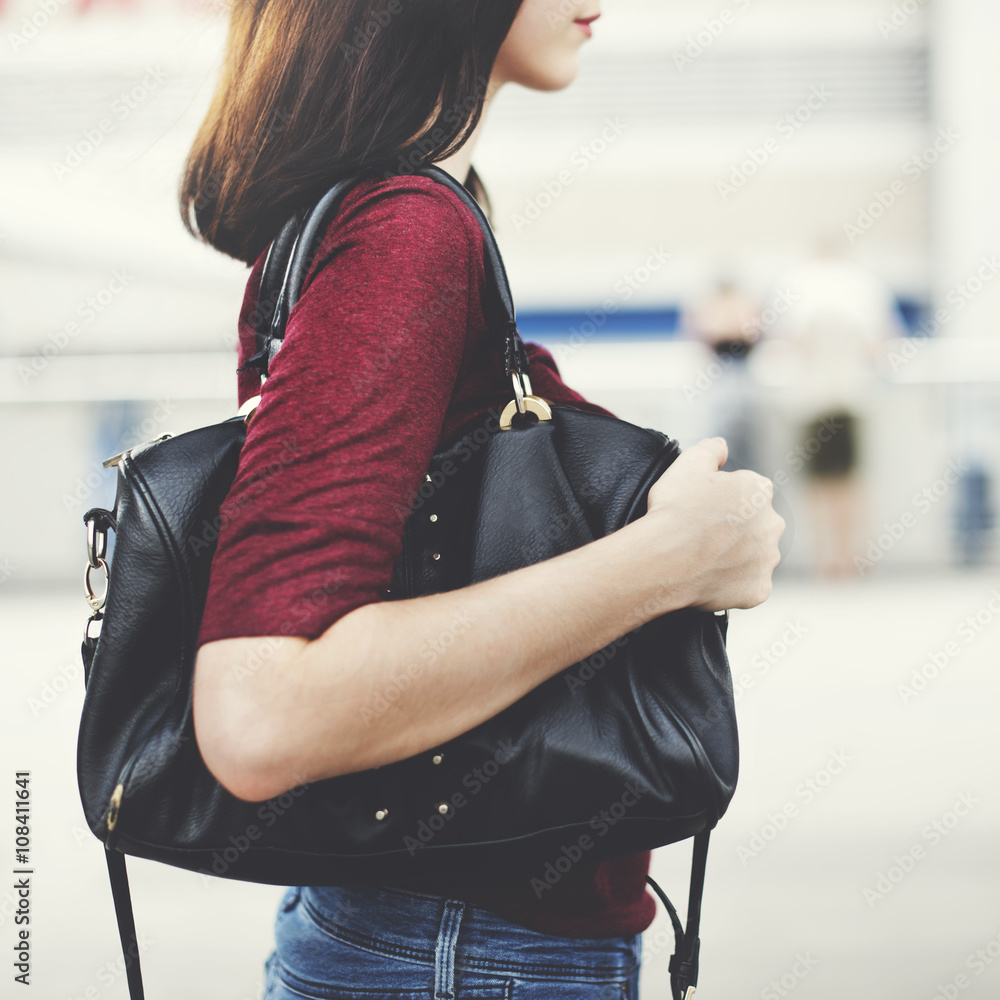 女性通勤者城市生活旅行市中心步行概念