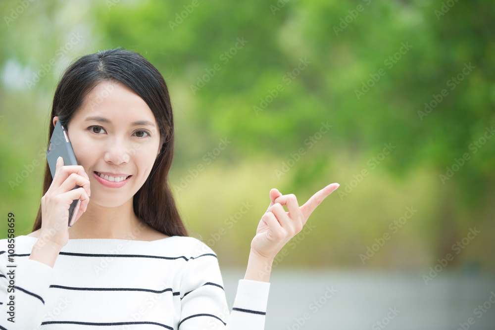 女性使用智能手机