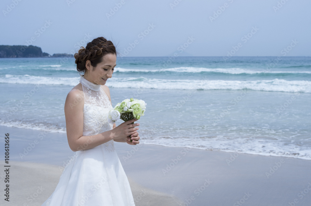 新娘在海滩上拍婚纱照