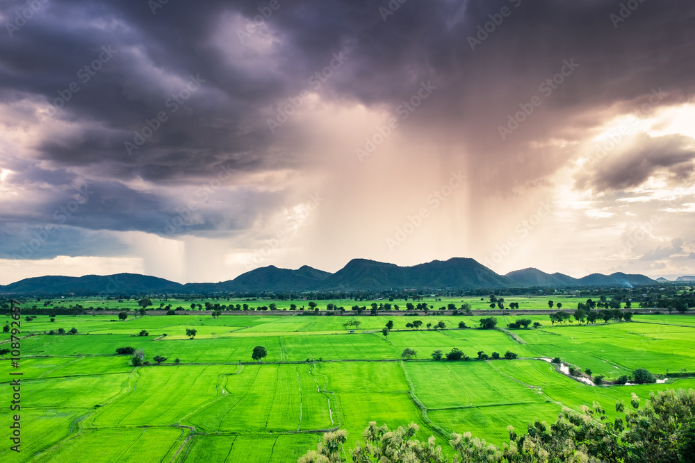 堪萨斯州wat tham sua视点的山地绿地风景优美的暴雨现象自然