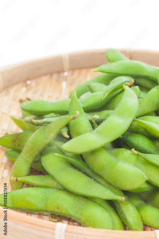 Edamame豆，豆荚中的大豆煮或蒸后加盐食用