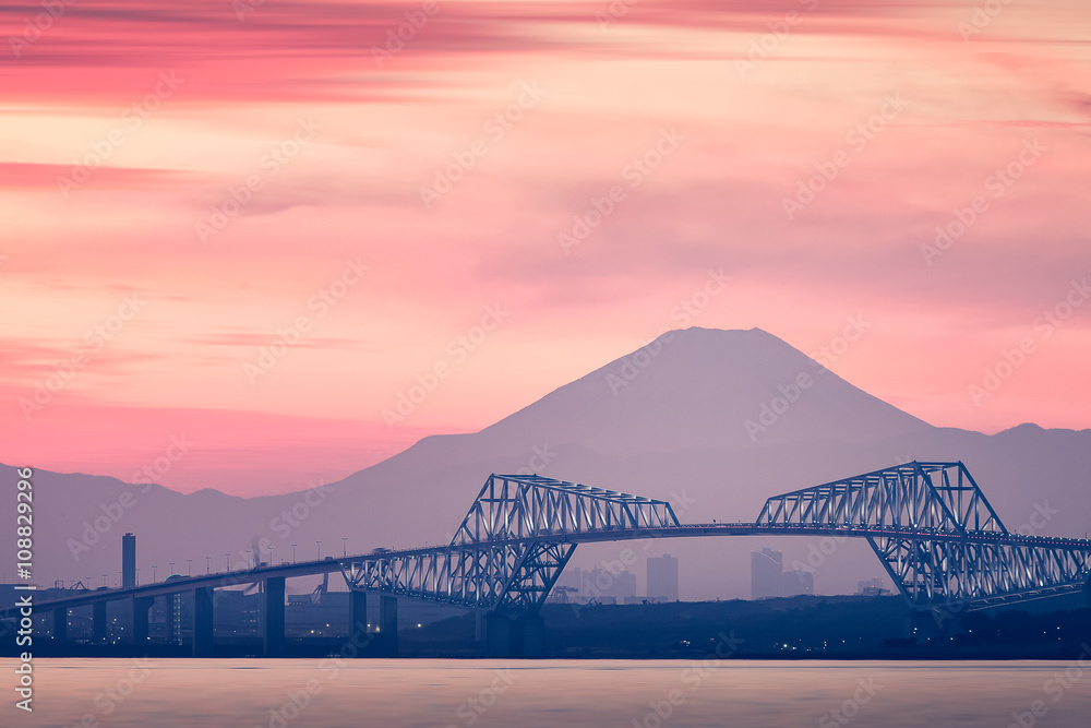 日落时的东京湾，有东京门桥和富士山。