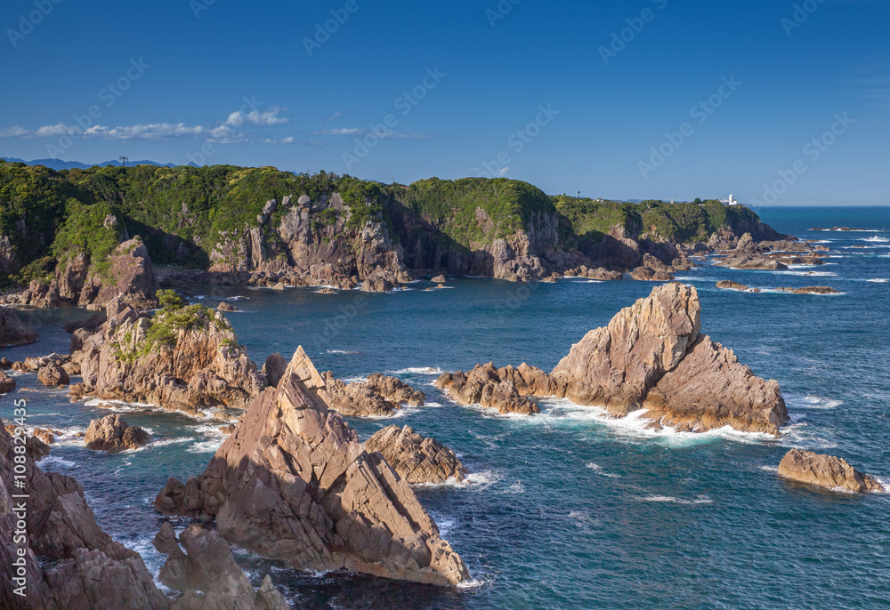 Umikongo，大石头在日本大岛和歌山县鹿井崎海排队。在那里。