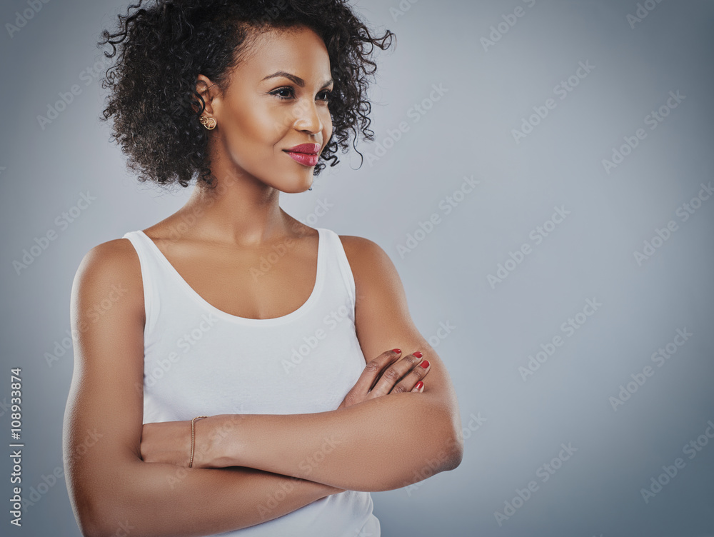 自信的女人看着复制空间