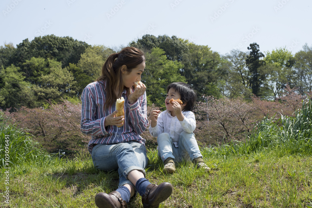 母子在公园里吃面包