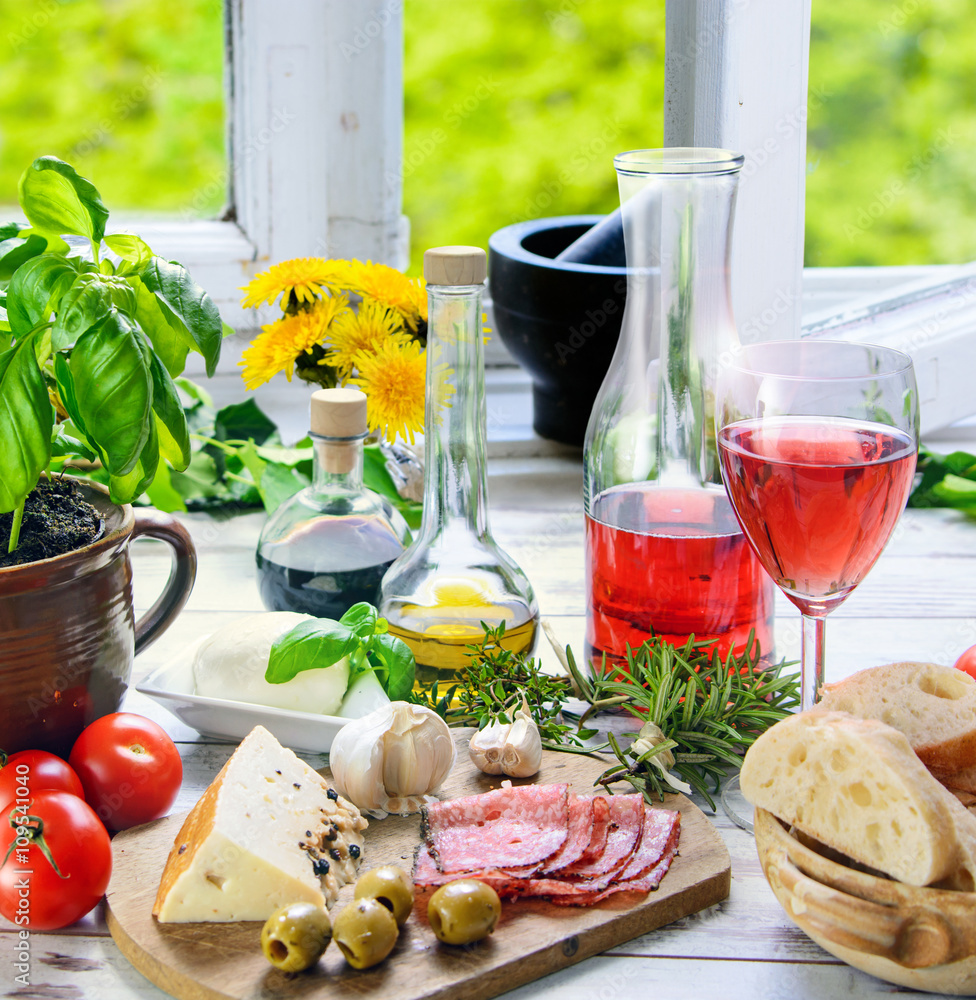 italienische Küche - Vorspeisen (Antipasti) am Fenster