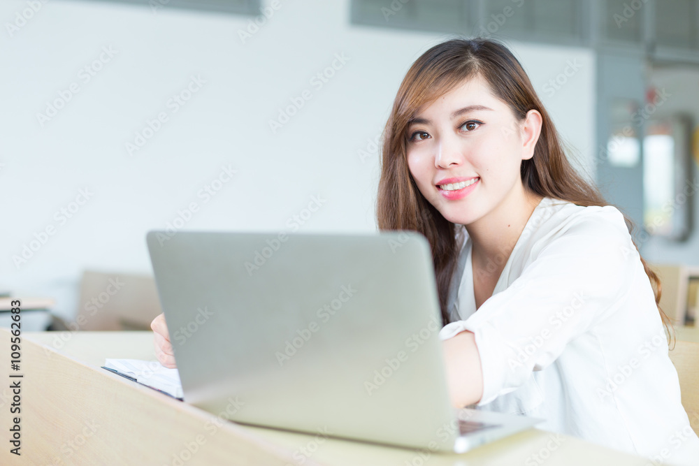 教室里年轻漂亮的亚洲女学生