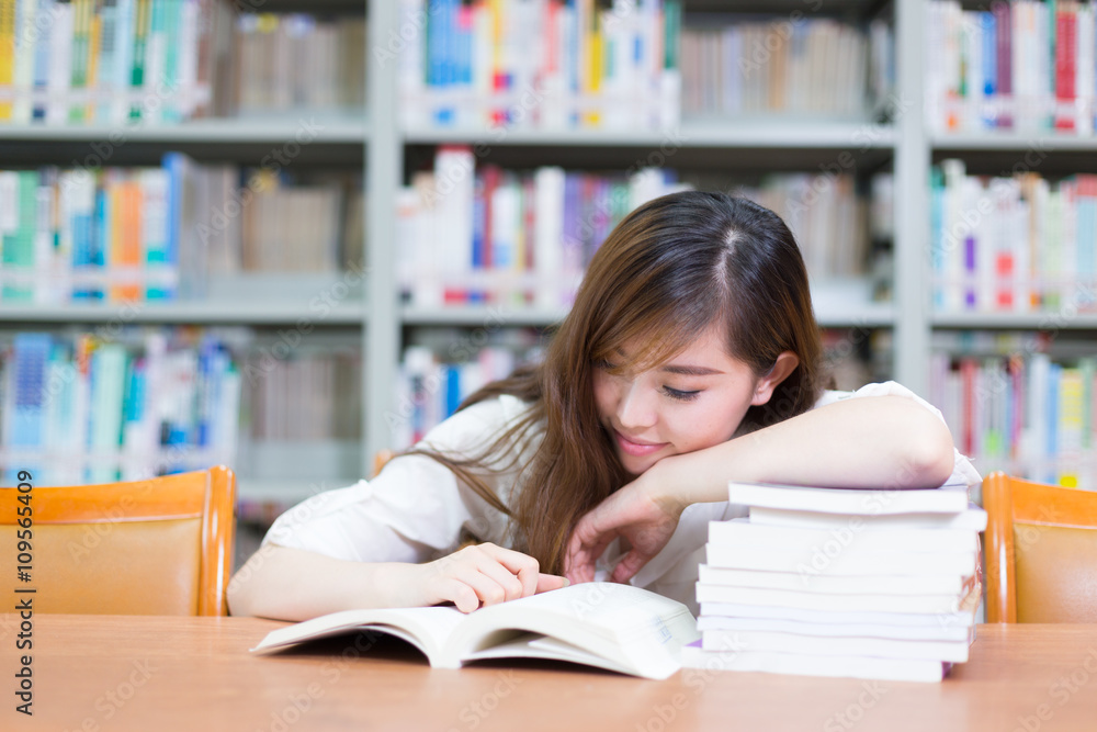 学校图书馆里年轻漂亮的亚洲女孩