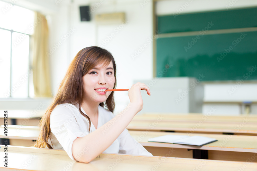 教室里年轻漂亮的亚洲女学生