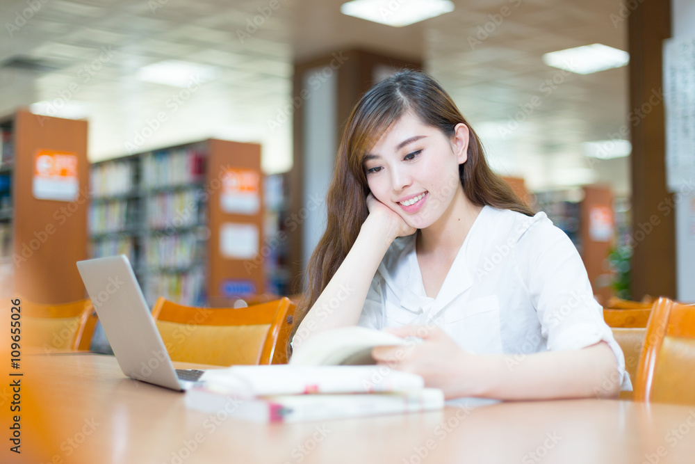 图书馆里年轻漂亮的亚洲女学生