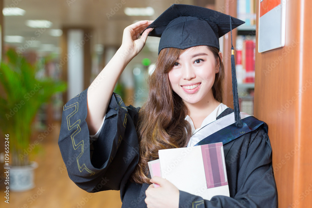 图书馆里年轻漂亮的亚洲女生