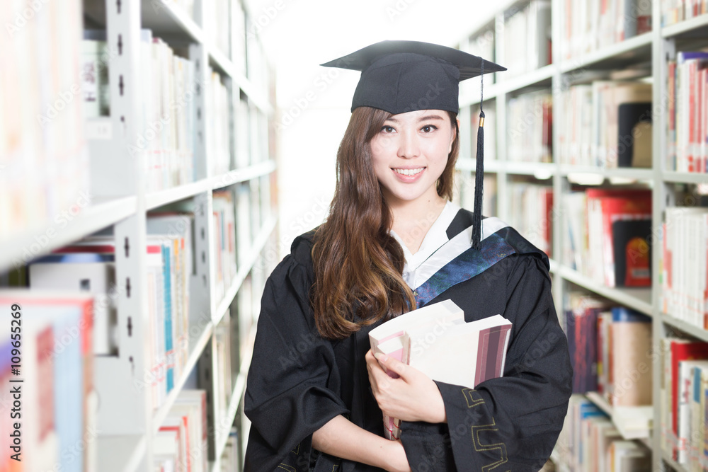 图书馆里年轻漂亮的亚洲女生