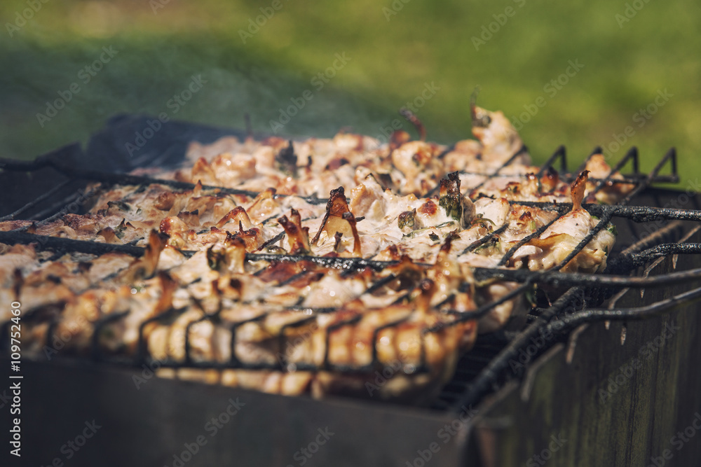 在煤上的格子里炸的肉，在户外准备